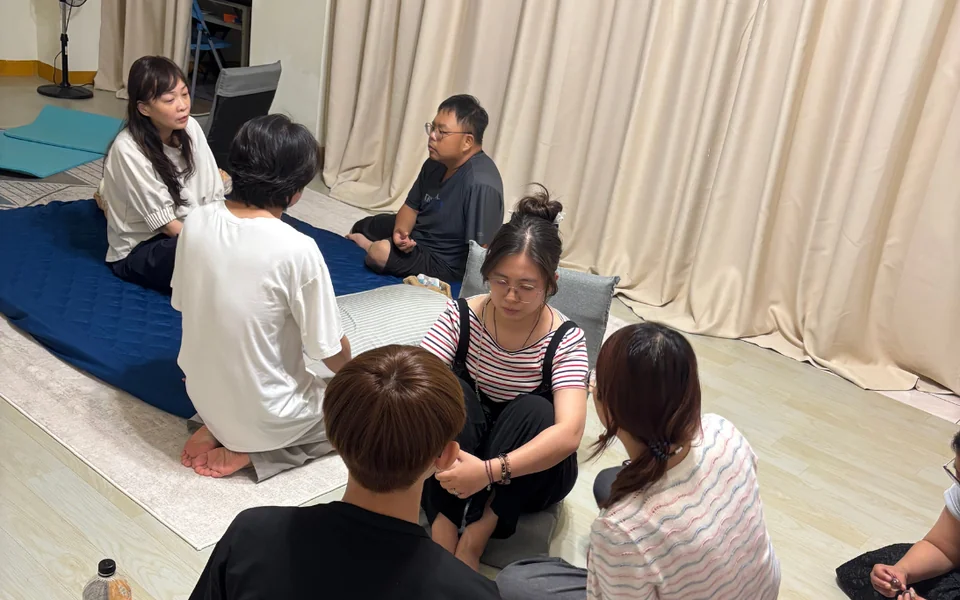 每週四 七脈輪與
靈氣團練